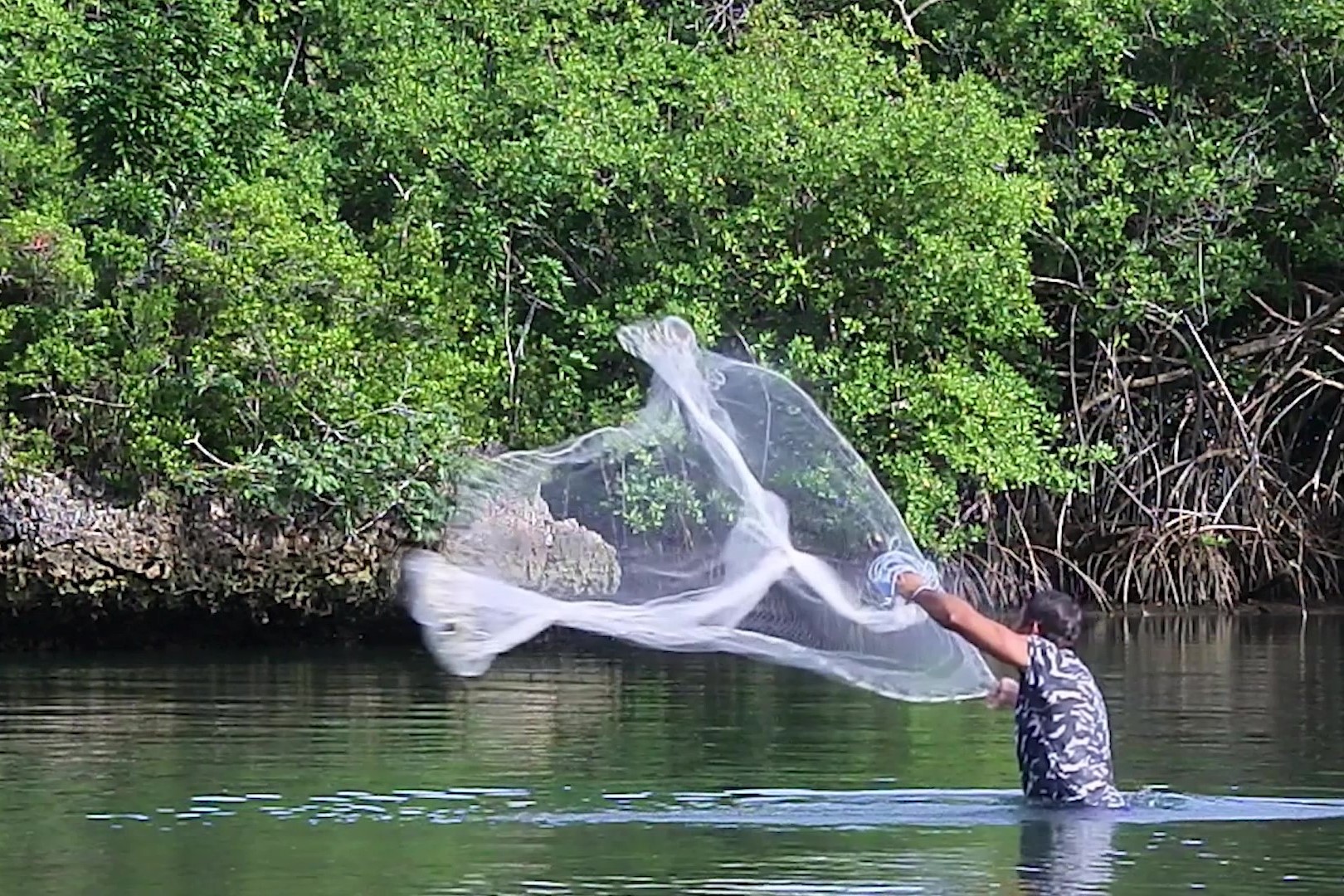 pescador en el rio Baracoa Kuba Bildquelle VOXTEL